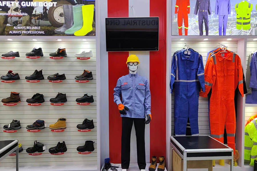 Vilka är de viktigaste fördelarna med att bära PVC-skyddsstövlar i industriella miljöer